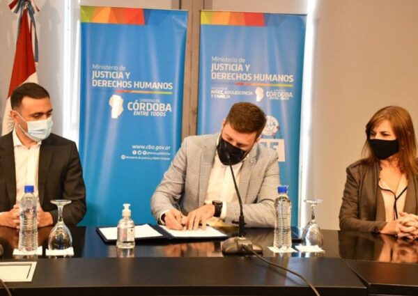 Firma de convenio en Córdoba