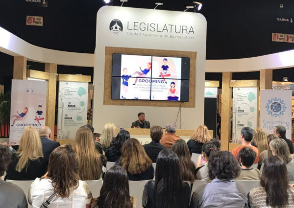 Nos presentamos en la Feria del Libro